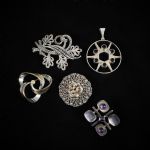 605913 Brooches